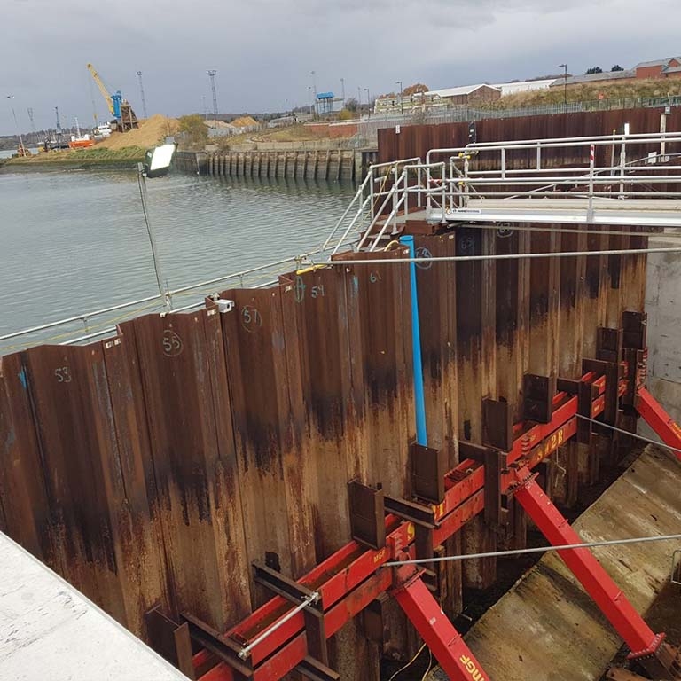 Flood defence barrier